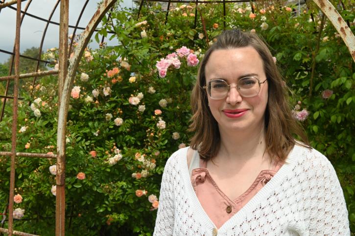 Photo portait de la médiatrice dans les jardins du château