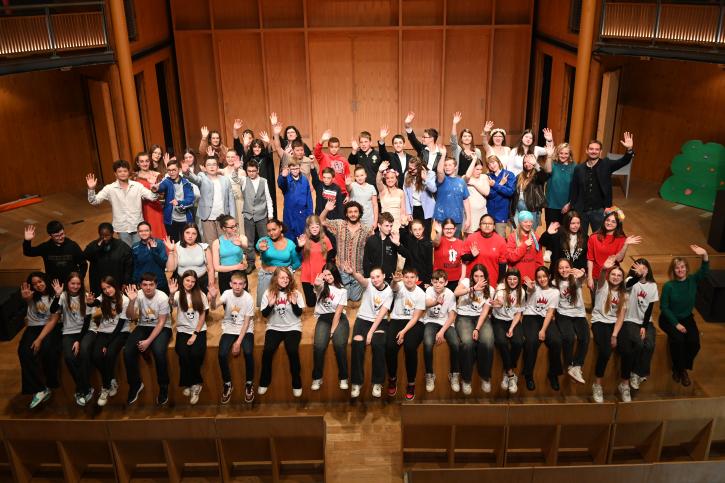 photo des élèves participants au festival Shakespeare des collégiens 