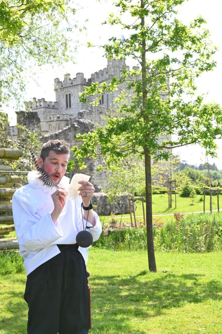 Comédiens avec une plume devant le château d'Hardelot