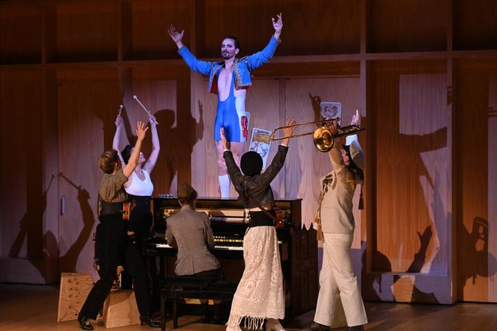 artistes sur un piano levant les mains