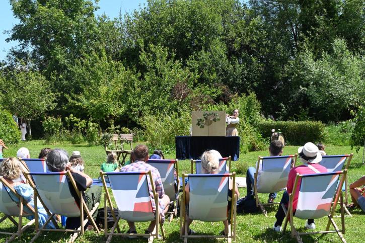 public dans les transats dans les jardins du château devant le spectacle