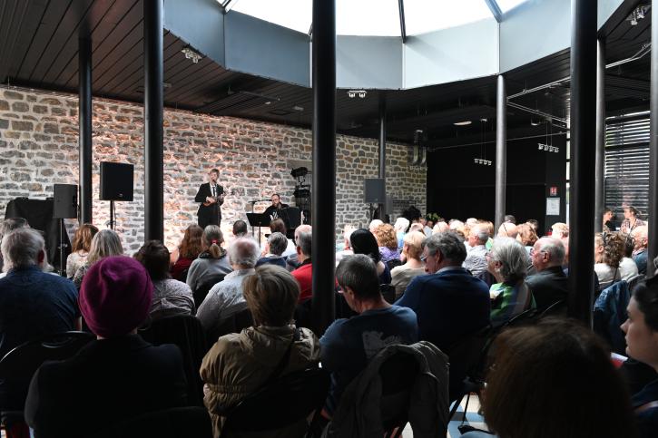 chanteurs dans le jardin d'hiver devant du public