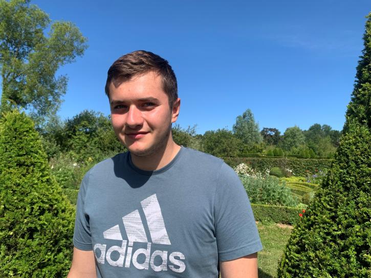 Photo portrait de l'apprenti jardinier paysagiste dans les jardins du château d'Hardelot